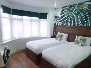 Heathrow Windsor Micro Studios with free parking and WiFi